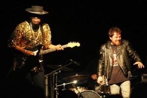 Carvin Jones y Jimmy Barnatán compartieron escenario en los últimos momentos del concierto.