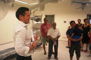 Alberto Fernández, gerente del hospital de Can Misses, enseña uno de los quirófanos. Fotos: C. V.