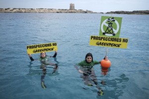 La acción de protesta se ha desarrolado enfrente de ses Salines. Foto: Greenpeace España.