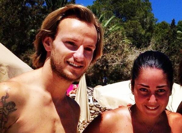 El Blaugrana Rakitic Pierde En S Espalmador Una Camara Con Imagenes Comprometidas Con Su Mujer Noudiari Es