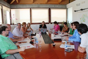 Un instante de la reunión de Carmen Ferrer con los concejales de Turisme en Can Botino.