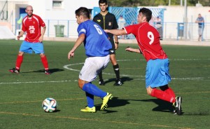 Iván Morales, capitán del San Rafael, conduce la pelota ante la presión de un rival.