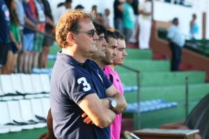 Mario Ormaechea, junto al resto del cuerpo técnico de la Peña, momentos antes del inicio del partido.