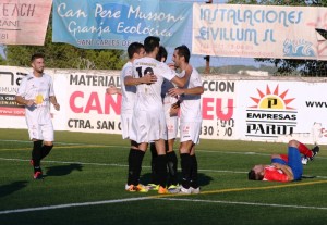 Los jugadores de la Peña celebran el primer gol ante el Manacor conseguido por Pacheta. Fotos: C. V.