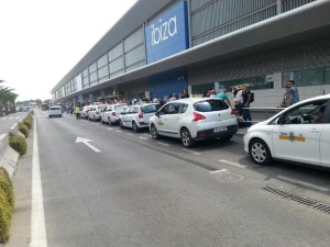 Cola de taxis y clientes en el aeropuerto de es Codolar