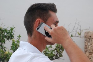 Imagen de un hombre hablando por teléfono.