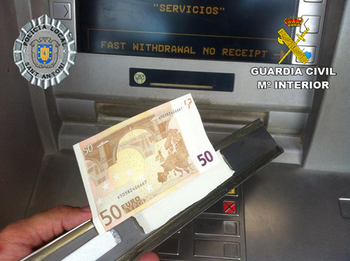 Una imagen del artilugio que utilizaban para extraer los billetes del cajero. Foto: Guardia Civil.