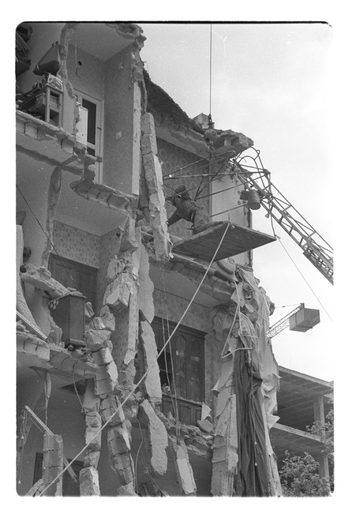Detall de les feines de desenrunament de l’edifici de can Bellet, any 1982. Foto: Arxiu d’Imatge i So del Consell d’Eivissa