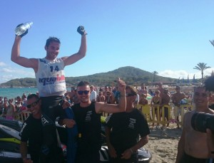 Teddy Pons celebra su triunfo y el liderato en el Mundial de Aquabike una vez finalizada la carrera. Foto: C. V.