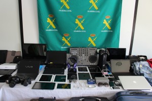 Tabletas, smartphones, ordenadores portátiles... Estos son algunos de los objetos que sustrajeron los detenidos. 