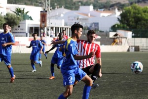 Xiscu, autor del gol del Mercadal, presiona a un jugador del Formentera. Fotos: Menorcaaldía.com