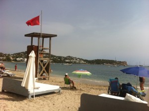 Bandera roja en la playa de Talamanca