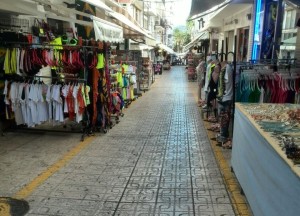 Imagen de la calle Sant Mateun sin clientes.