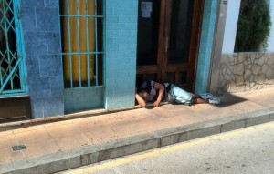 Un turista borracho durmiendo en un portal.