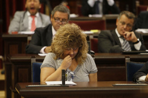 La consellera d'Educació Joana Maria Camps durant la sessió parlamentària. Foto: Isaac Buj (ARA Balears)