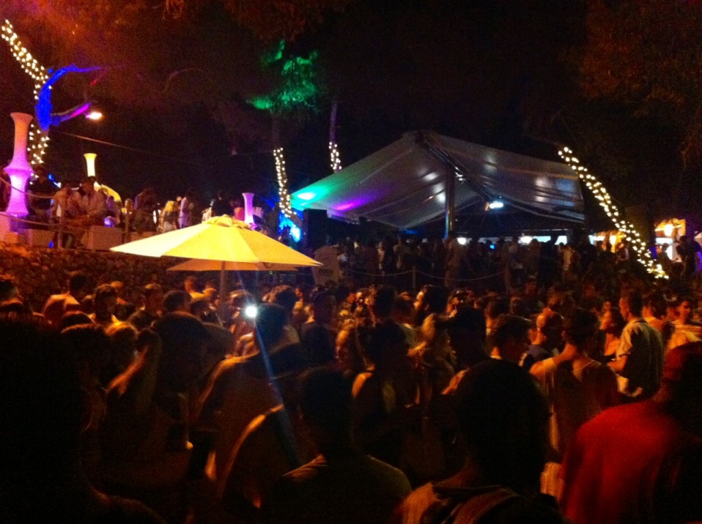 Imagen de la fiesta celebrada en Cala Gracioneta, sobre las 21 horas.