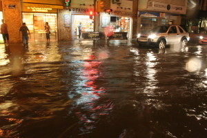 Un paso de peatones completamente inundado