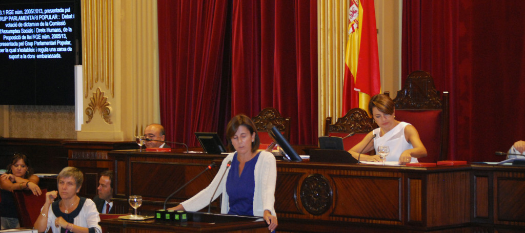 La diputada popular Maria José Bauzá, defenent aquesta llei al Parlament Balear. Foto: Parlament IB.