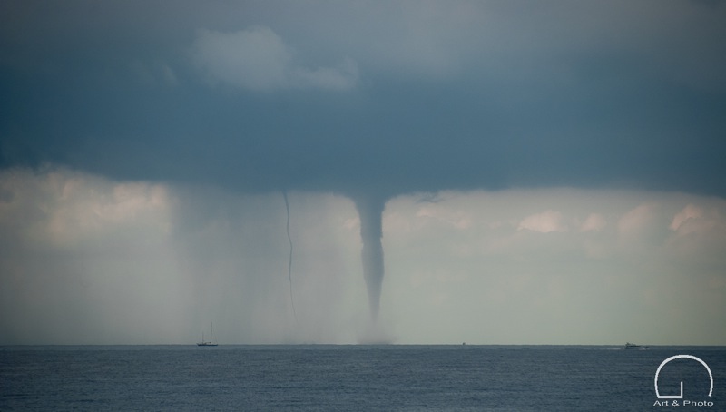 Imagen del tornado, acompañado de una lluvia. Imagen gentileza de Giuseppe Concas.