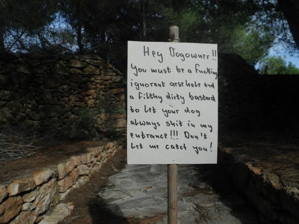 El cartel, escrito de puño y letra por el propietario del terreno 'afectado'. Foto: Lluís Ferrer Ferrer