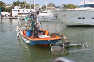 En la imagen, una de las embarcaciones que se encargan de la limpieza en el mar.