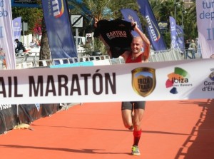 Samuel Urbano dedicó el triunfo en la Ibiza Trail Maratón a Bartolo Planells. Fotos: C. V.