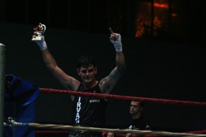 Víctor Bonet celebra el triunfo en su combate en peso welter ante el menorquín Cristian Amado.