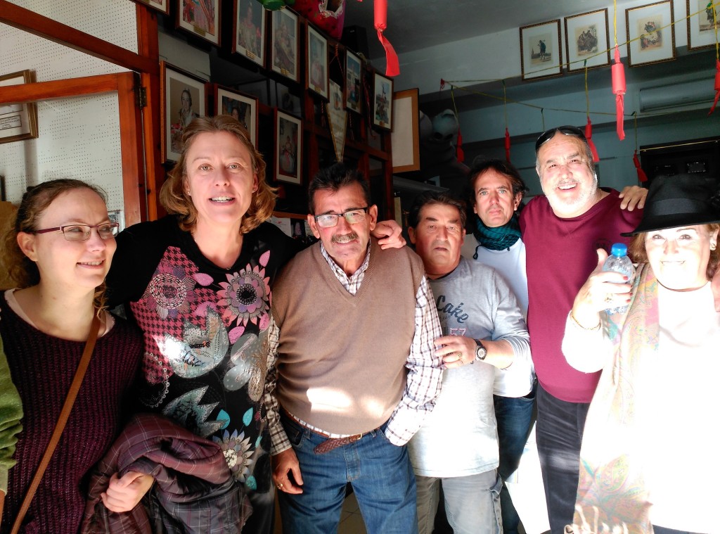 Sandra  Borràs (segona per l'esquerra) amb amics al Casal Valencià de Sant Antoni. Foto: D.V.