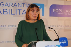 La candidata del PP a l'alcaldia de Vila, Virginia Marí, dirigint-se als asistents. Foto: D.V.