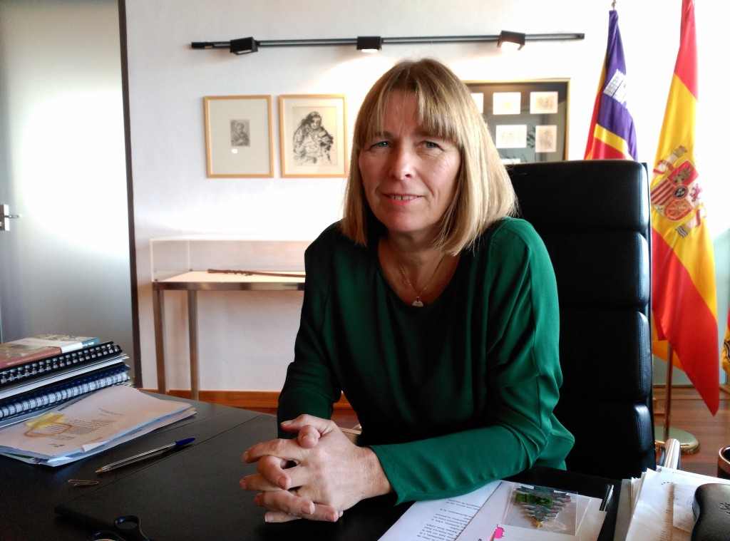 La alcaldesa de Eivissa, Virginia Marí, frente a la mesa de su despacho. Foto: D.V.