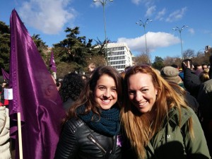 Gloria Santiago (izq.) junto a otra integrante de Podemos, en la marcha de Madrid. 