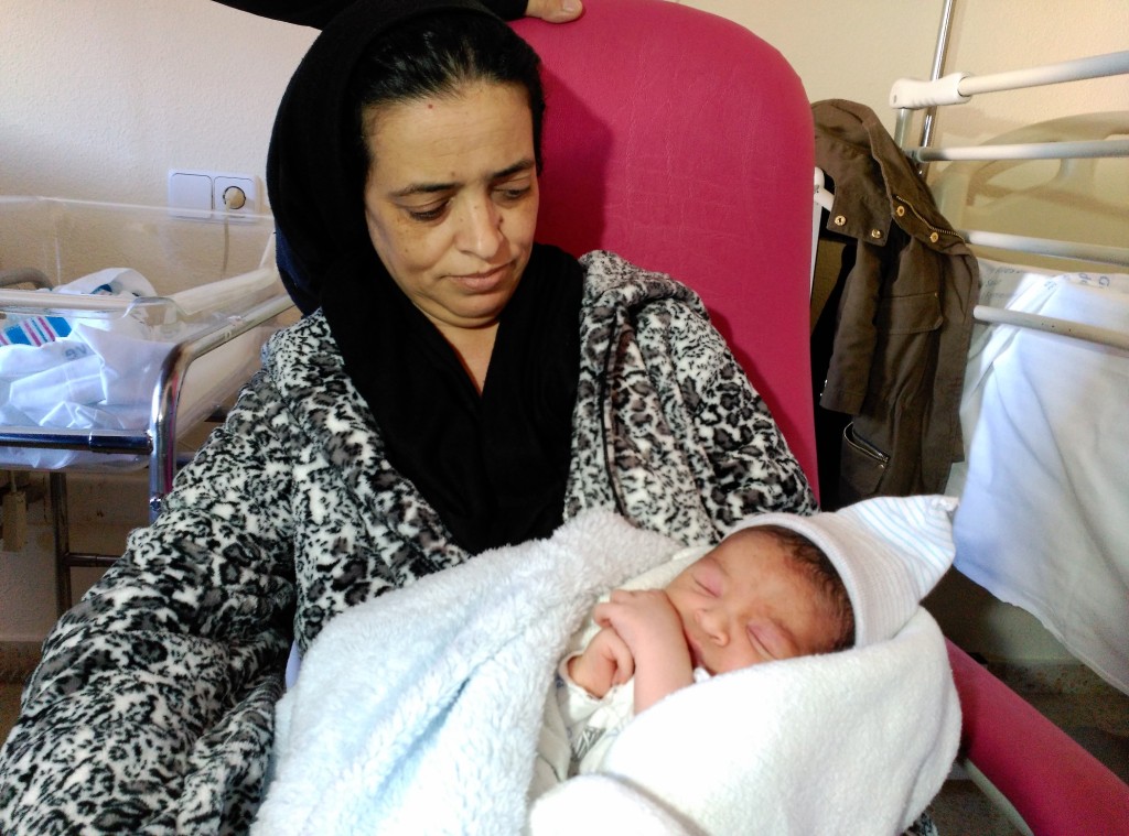 Youssef Amalal disfrutando de sus primeras horas de vida, acompañado de su madre. Foto: D.V.