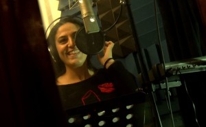 La autora interpretando 'Es Vedrà' en el estudio de grabación. Foto: Facebook Lena Valenti