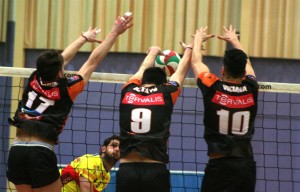 Ronchi no puede superar el bloqueo de tres jugadores del CAI Teruel. Fotos: C. V.
