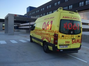 Una ambulancia entrando en el Servicio de Urgencias del Hospital Can Misses Foto: L. A. 