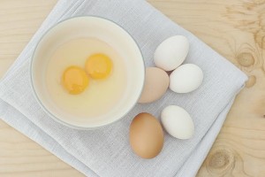Uns rovells d’ou dins un bol a punt de ser batuts per a una preparació culinària. Foto: Marina Ribas.