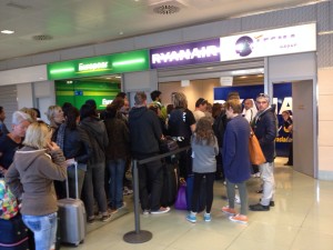 Los pasajeros afectados por la huelga de controladores aéreos, ayer, en el aeropuerto de Ibiza.