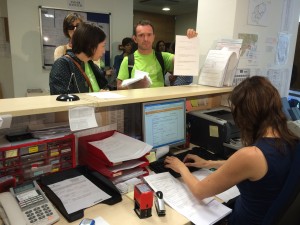 Dos profesores entregan sus escritos en el registro de entrada de la delegación. Foto: L.A.