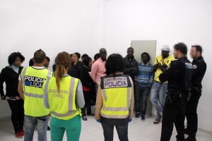 Imagen de los detenidos custodiados por la Policía. Foto: Ayuntamiento de Sant Antoni