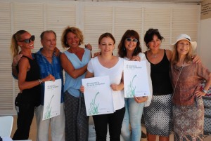 Algunos de los representantes de las firmas participantes con la consellera Alejandra Ferrer. 