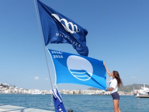 Momento en el que se ha izado la bandera azul en Marina Ibiza
