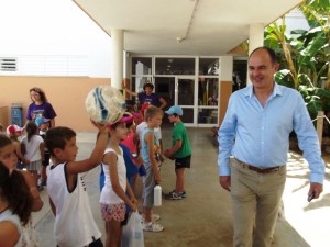 Vicent Marí, alcalde de Santa Eulària des Riu, al costat de varis dels nens.