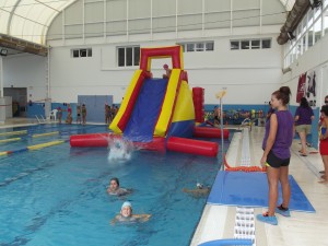 Imagen de una de las actividades del 'Aquafest' que se han desarrollado en la piscina