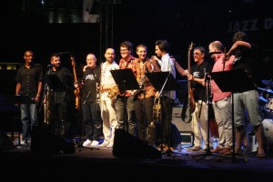 Los diez músicos que componen Jazz División se despiden del público. Fotos: C. V.