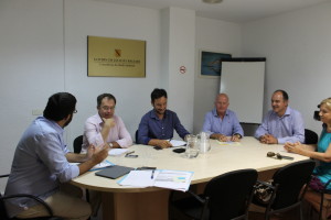 El conseller Vicenç Vidal con los alcaldes de Eivissa, que le han trasladado sus preocupaciones.