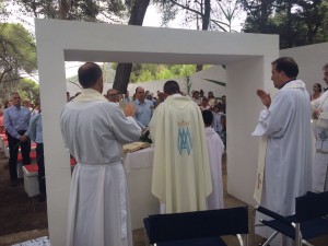 Imagen de la misa que se ha celebrado hoy en la ermita de Cala Llonga.