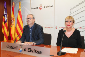 El presidente del Consell, Vicent Torres, junto a Marta Díaz, en una rueda de prensa. 