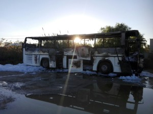 Imagen de cómo ha quedado el autobús tras el incendio.