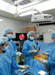 El equipo de neurocirugía de la Policlínica durante una intervención.