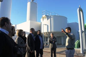 El conseller Vicenç Vidal y el alcalde de Santa Eulària, Vicent Marí, en una visita a la desaladora.